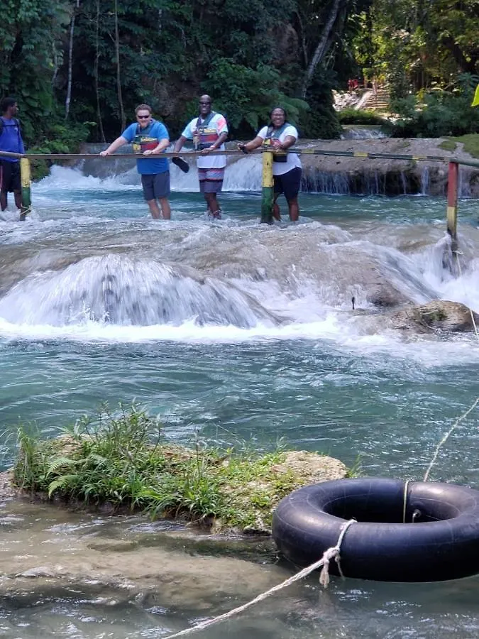 Komfort Getaway Villa At Countrymist Ocho Rios